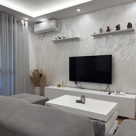 Flat In Center Of Apartment *
